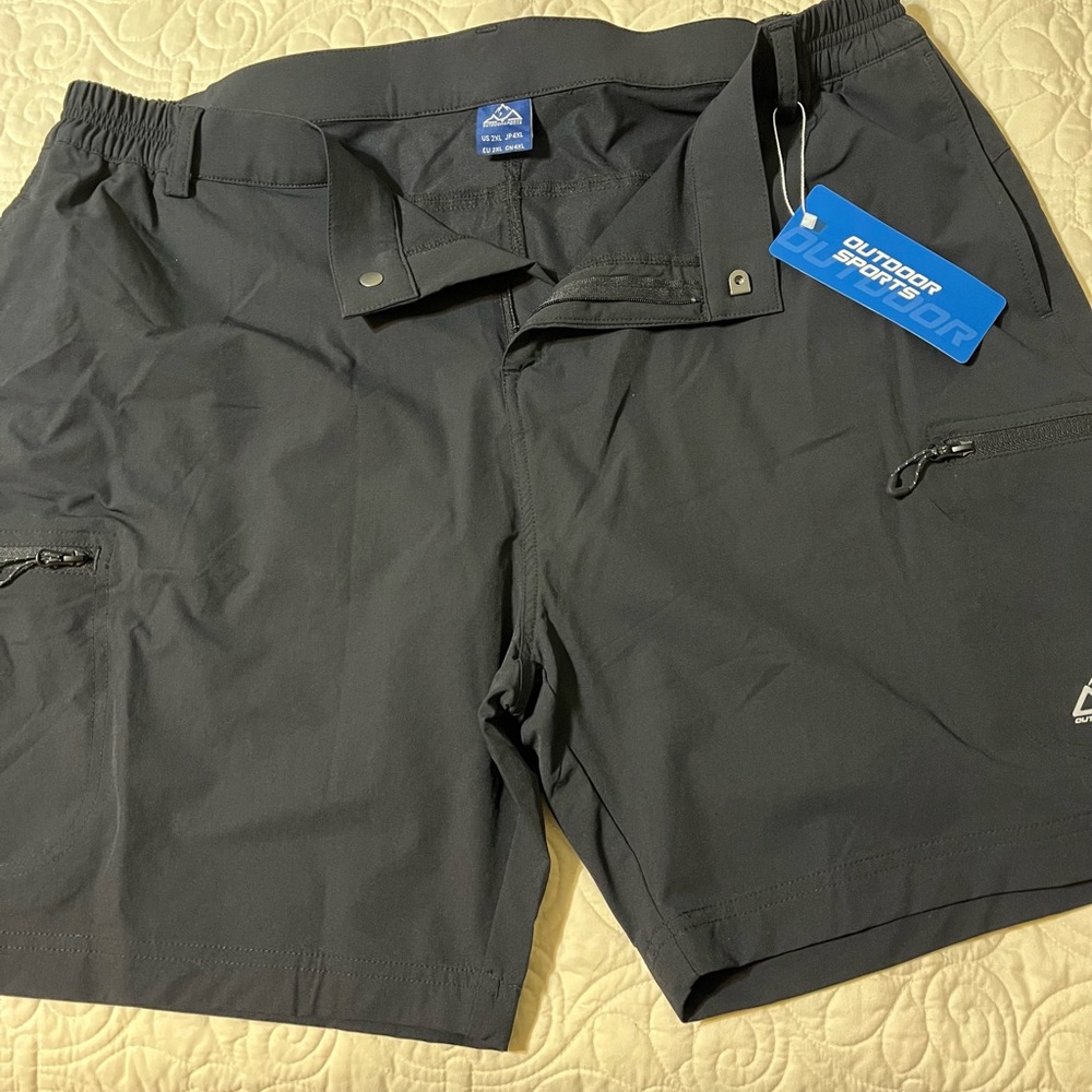 Black Outdoor Sports Men’s Shorts 2XLw/ 2 zippered front pockets +1 in back NWT